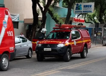 Família é expulsa de casa momentos antes do local ser incendiado criminosamente