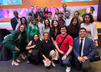 Egressa da Univale discute papel da universidade em mesa-redonda com ganhador do Nobel