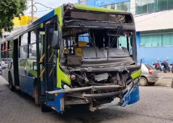 Acidente com carreta deixa frente de ônibus urbano totalmente destruída