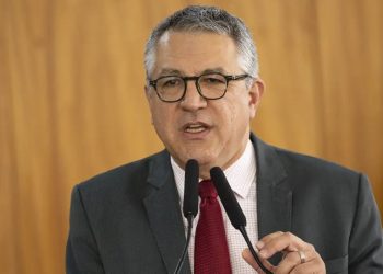 ‘Só de teimosia, Padilha vai ficar muito tempo nesse ministério’, diz Lula