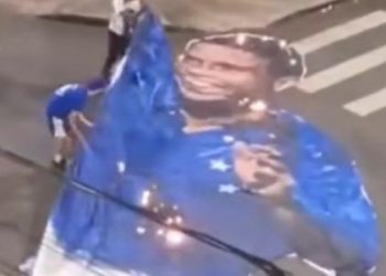 Cruzeirenses queimam bandeira com rosto de Ronaldo: dono da SAF e ídolo do clube