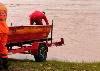 Bombeiros resgatam criança de 2 anos que se afogou no rio Doce