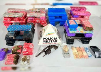 Dupla é presa com carro clonado que transportava 70 kg de maconha