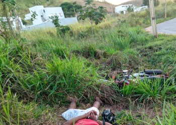 Jovem cai de moto após fugir da polícia por não ser habilitado