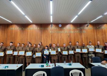 Policiais militares da 8ª RPM recebem homenagem na Câmara Municipal