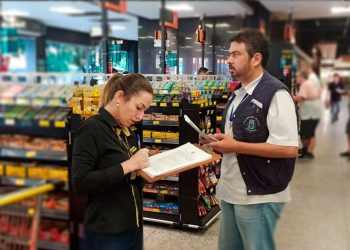 Diante disso, o Procon Regional Leste de Minas intensificou a fiscalização em supermercados para garantir o abastecimento e evitar o aumento injustificado do preço do arroz.