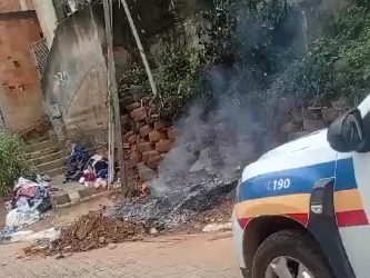 Homem ateia fogo em sofá e aciona PM após perder o controle das chamas