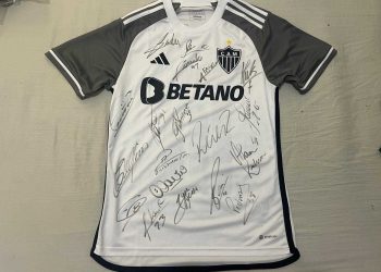 Teatro Atiaia recebe exposição de camisas de futebol