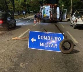 Placa de sinalização arrancada por carro causa acidente de moto