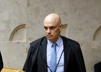 PF revê posição e agora indicia família por hostilidade a Moraes em Roma