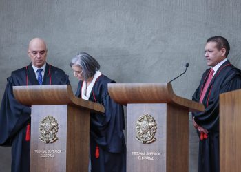 Cármen assume TSE, exalta Moraes, critica ódio e promete combater mentiras