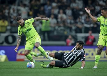 Ex-árbitros discordam de expulsão de Hulk contra Palmeiras