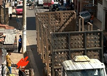 Ciclista, de 13 anos, esbarra em caminhão e morre atropelada