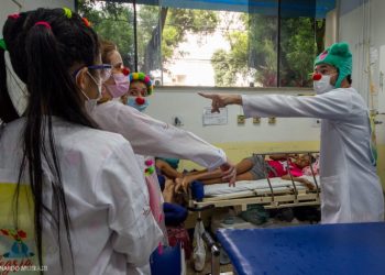 Projeto de Extensão da Univale promove oficina sobre a arte da palhaçaria 