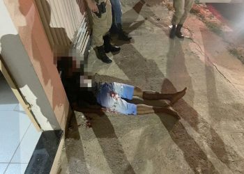 Após ser baleado, jovem foge de atiradores e cai dentro de residência