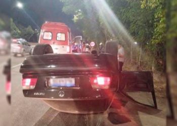 BMW capota e passageira fica ferida em acidente na BR-381, no Vale do Aço