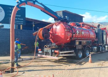 Caminhão hidrovácuo atua na desobstrução de redes em Valadares