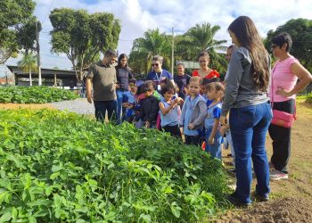 Pequenos alunos visitam a fazendinha da SEMA no Parque de Exposições