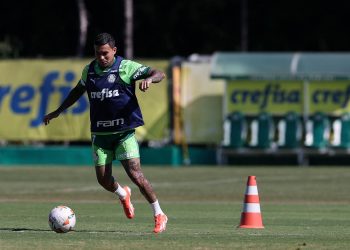 Dudu é acolhido por atletas do Palmeiras após fico; direção segue incomodada