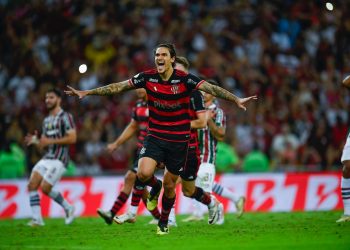 Flamengo vence, mantém liderança do Brasileiro e afunda Fluminense na crise