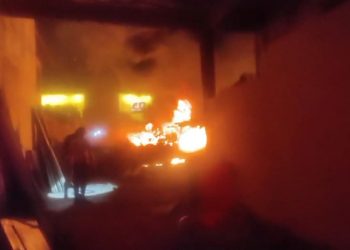 Incêndio de grandes proporções atinge borracharia desativada em Valadares