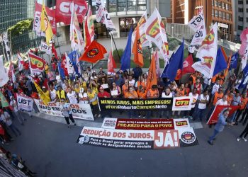 Centrais sindicais promovem em São Paulo ato pela queda dos juros