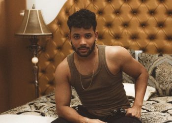 Cantor valadarense lança EP com faixas que refletem a incoerência do amor