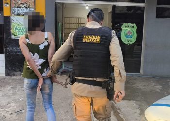 Mulher é detida após se recusar a pagar produtos em loja