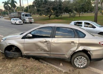 Carro tomba após colisão com caminhão na BR-381