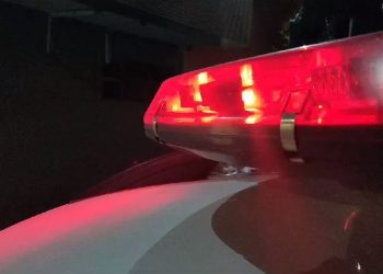 Jovem é morto com tiros na cabeça na porta de casa