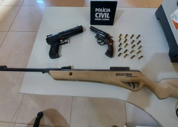 Mulher é presa por maus-tratos a animais e posse ilegal de arma