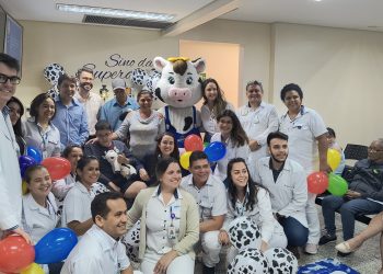 Cooperativa e Produtos Ibituruna fazem visita surpresa em última sessão de radioterapia de garoto