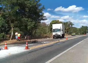 Motociclista morre carbonizada em acidente com colisão frontal na BR-116