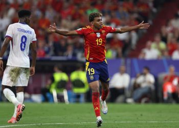 Espanha vira contra França e vai à final com golaço e recorde de joia