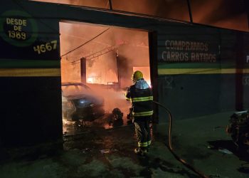 Incêndio destrói estabelecimento comercial na rua Sete de Setembro
