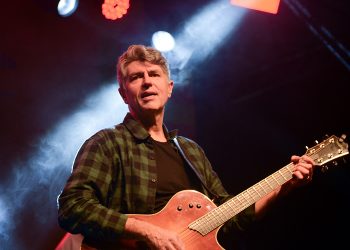 Leoni emociona fãs em lindo show em Valadares