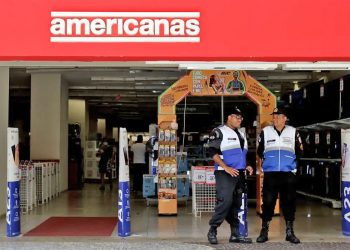 Ex-diretora das Americanas entrega passaporte ao retornar ao Brasil