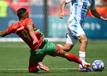 Argentina estreia no futebol em Paris com confusão no fim e derrota