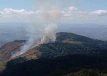 Incêndio de grande proporção atinge vegetação do Pico da Ibituruna