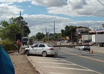 Homem morre após veículo que conduzia atingir poste na BR-116
