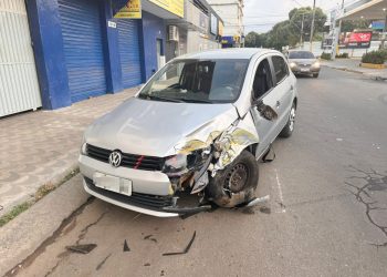 Motorista de aplicativo dorme ao volante e veículo colide em poste