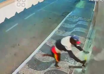 Homem é preso por furtar loja utilizando carrinho de supermercado