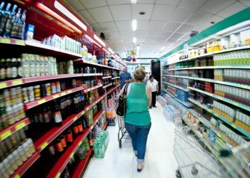 Cesta básica cai em 17 capitais, aponta Dieese