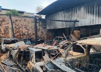 Incêndio destrói oficina mecânica e veículos em Ipatinga