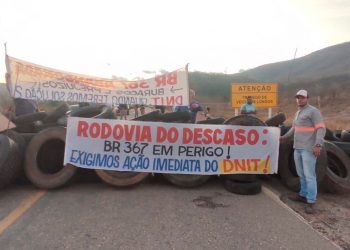Moradores de Jequitinhonha interditam BR-367 em protesto por melhorias