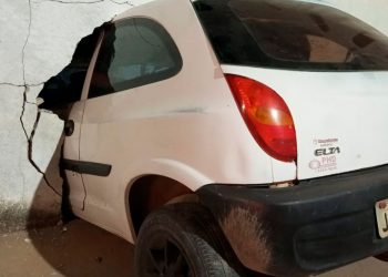 Um acidente inusitado foi registrado na noite de quarta-feira (21), no bairro Jardim Pérola, em Governador Valadares. Um carro descontrolado desceu uma ladeira na rua Itabira e bateu na parede de uma casa, causando grandes danos materiais.