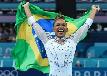 Rebeca bate Biles, leva ouro e vira maior medalhista da história do Brasil