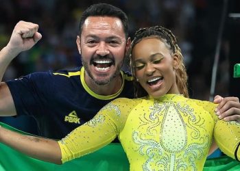 Rebeca Andrade conquista prata no individual geral da ginástica; Biles leva o ouro