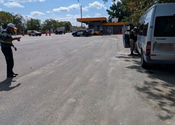 Sem habilitação adequada e autorização, motorista é flagrado transportando passageiros de forma irregular