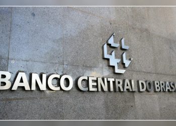 Com alta do dólar e dos gastos públicos, BC avalia subir juros